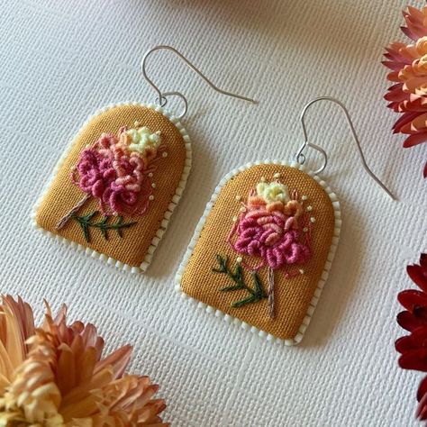 Selling Flowers, Felt Earrings, Felt Hair Accessories, Hand Embroidered Jewelry, Embroidery Earrings, Textile Earrings, Felted Earrings, Diy Ribbon Flowers, Embroidered Earrings