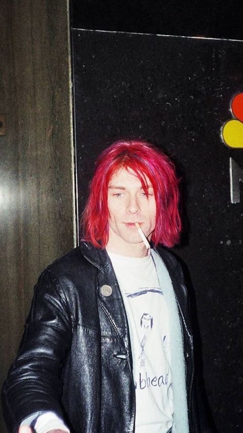 Kurt Cobain Red Hair, Cute Kurt Cobain Pics, Kurt Cobain Red Aesthetic, Kurt Cobain Dark Hair, Kurt Cobain Bleach Era, Kurt Cobain Smells Like Teen Spirit, Nirvana Pictures, Kurt Cobain Photos, Donald Cobain