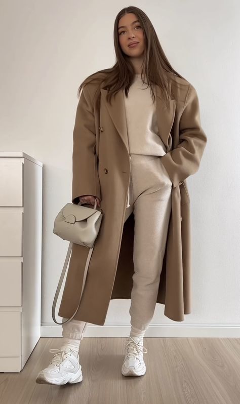 Tan Casual Outfit, Beige Trench Coat Outfit Winter Classy, Nude Trench Coat Outfit, Beige Set Outfit, Beige Coat Outfit Casual, Trench Coat Outfit Winter, Coat Outfit Casual, Japan Outfits, Winter Outfits Snow