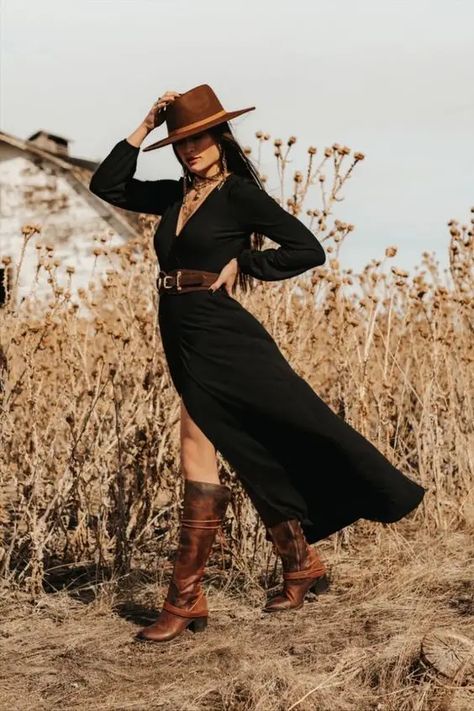 Cowgirl Outfits Ideas: How to Pull off Without Looking Old-Fashioned Country Chic Outfits, Look Hippie Chic, Western Photo, Stile Boho Chic, Look Boho Chic, Mode Hippie, Looks Country, Western Style Outfits, Western Outfits Women