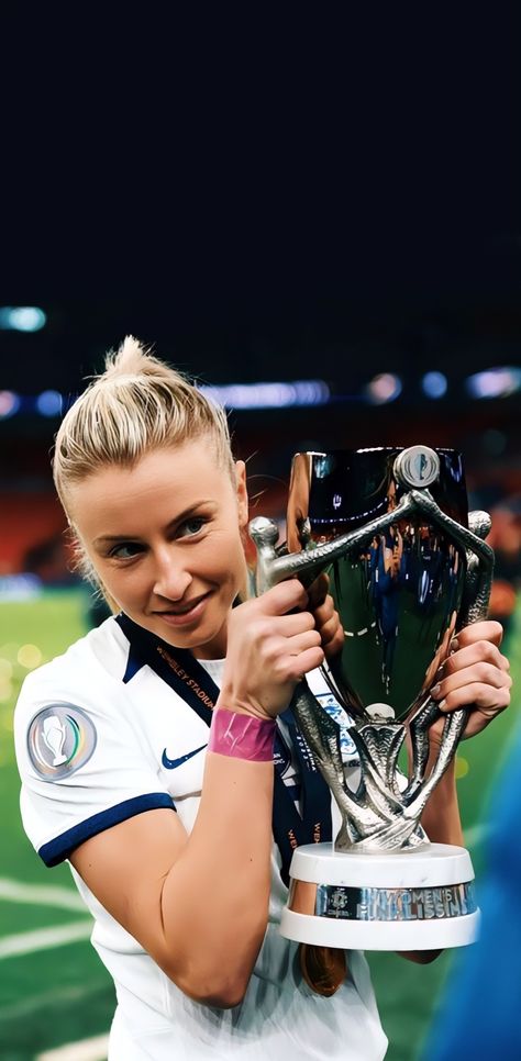 Leah Williamson England, Leah Williamson Wallpaper, Hd Football Wallpaper, England Ladies Football, Leah Williamson, Football Trophies, Women Football, Wembley Stadium, Womens Football