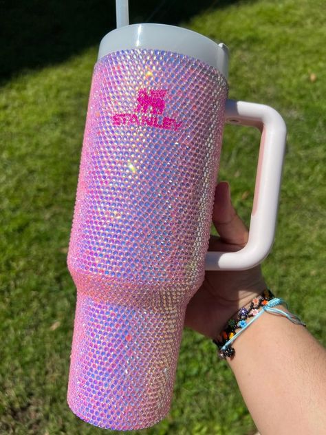 Bedazzled Bottle, Pulseras Kandi, Starbucks Cup Art, Girls Cup, Drink If, Trendy Water Bottles, Bling Ideas, Rhinestone Cups, Rhinestone Projects