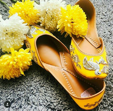 Punjabi Juti, Bride Heels, Leather Platform Bed, Dp Photos, Festival Shoes, Punjabi Jutti, Yellow Heels, Cute Slippers, Types Of Heels