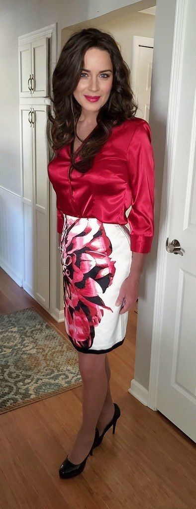 Beautiful Aged Women, Satin Bluse, Well Dressed Women, Dress With Stockings, Well Dressed, Women's Fashion Dresses, Fashion Clothes Women, Skirt, Red