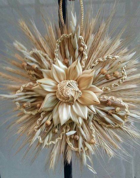 Corn Husk Crafts, Wheat Weaving, Straw Art, Straw Decorations, Eco Christmas, Straw Wreath, Indoor Wreath, Outdoor Wreaths, Heirloom Gifts