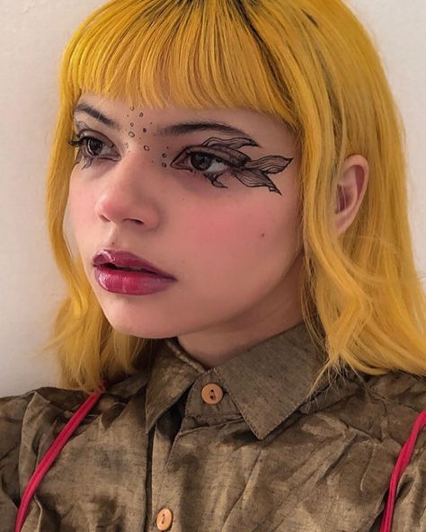 anagabriela on Instagram: “bc someone called me Ponyo 😰” Fish Eye Makeup, Fish Eyeliner, Bubble Makeup, Eyeshadow Art, Fish Makeup, Kitty Makeup, Vampire Bride, Lipstick Eyeshadow, Punk Makeup