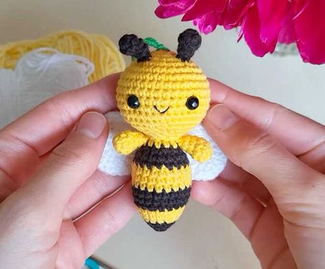 Crochet Bee Free Pattern - Amigurumi Free Crochet Bee Amigurumi, Crochet Bee Amigurumi, Free Bee Crochet Pattern, Bee Crochet Patterns Free, Crochet Bee Pattern Free, Crochet Honey Bee, Crochet Bees, Bee Crochet Pattern, Diy Finger Knitting