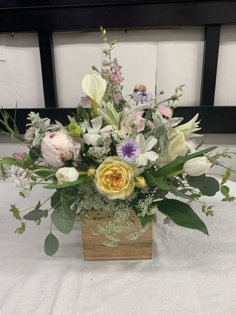 Flower Arrangements In Square Vases, Square Vase Arrangements, Rectangular Vase, Square Vase, Vase Arrangements, Vintage Things, Church Decor, Rustic Design, Flower Arrangement