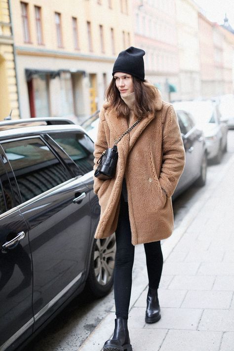 Happy New Year!!! Camel Winter Coat, Camel Coat Outfit Classy, Camel Coat Outfit Casual, Vinter Mode Outfits, Winter Outfits Street Style, Camel Coat Outfit, Winter Mode Outfits, London Outfit, Scandinavian Fashion