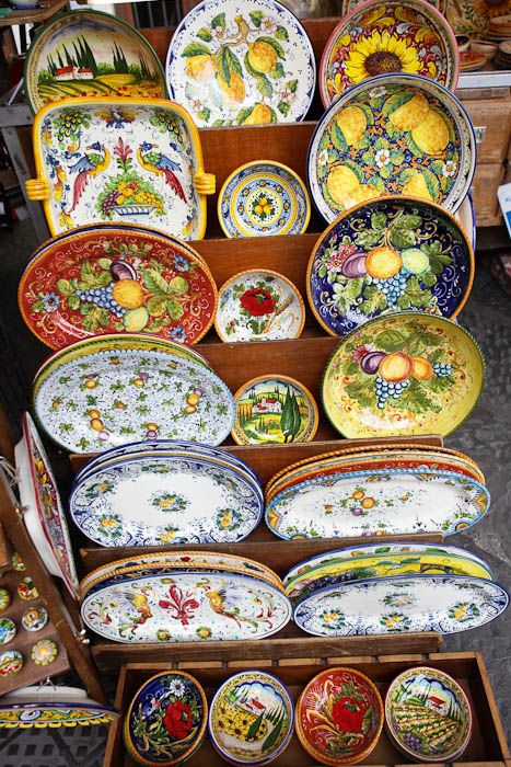 Italian ceramics as far as the eye can see Italian Decor, Keramik Design, Tuscan Decorating, Italian Pottery, Italian Kitchen, Mexican Pottery, Tuscan Style, Italian Ceramics, Cheap Decor