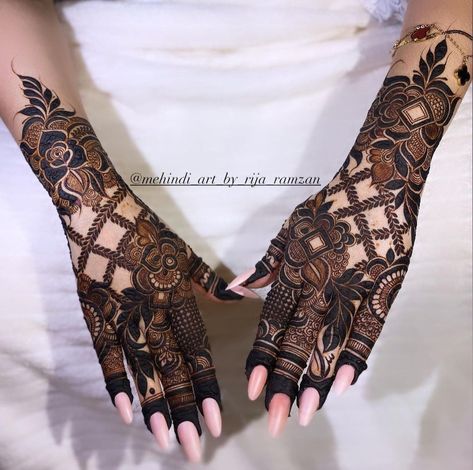 New Mehndi Design 2024 Back Hand, 3d Mehendi Designs, Back Hand Mehndi Designs Stylish, Front Mehndi Design, Khafif Mehndi Design, Simple Mehndi Designs Fingers, Very Simple Mehndi Designs, Stylish Mehndi, Full Mehndi Designs