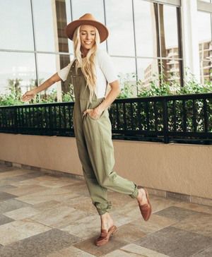 These olive green overalls are a must have this season! Olive Green Romper Outfit, Olive Green Jumpsuit Outfit, Plant Mom Outfit, Green Overalls Outfits, Overalls Outfit Fall, Green Jumpsuit Outfit, Jumpsuit Styling, Olive Green Outfit, Overalls Outfits