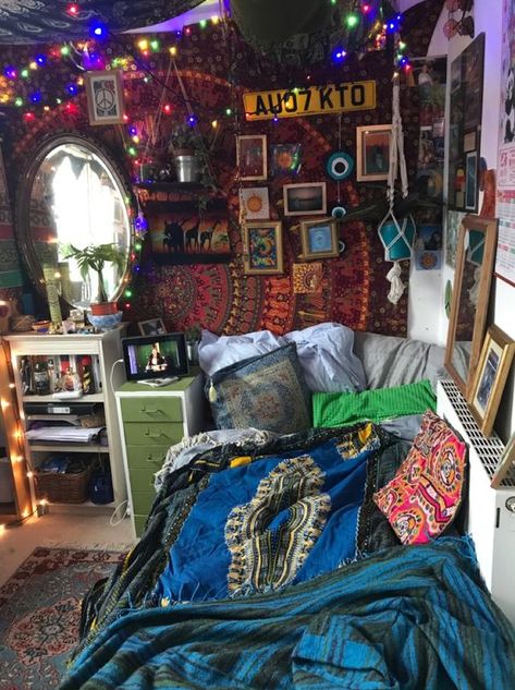 Hippie Apartment Aesthetic Amall Hippie Bedroom Hippie Grunge Room, Hippie Apartment, Hippy Room, Chill Room, Room Redesign, Hippie Life, Grunge Room, Apartment Aesthetic, Indie Room