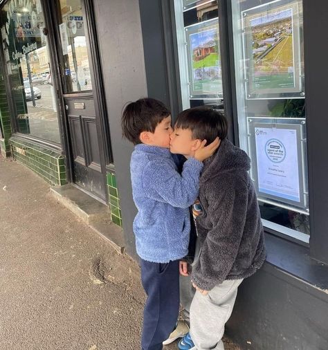 Siblings Kissing, Egirl Poses, Bentley Hammington, Gay Best Friend, Dj Images Hd, Cute Guy Pics, Teen Boy Outfits, Boys Summer Outfits