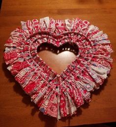 Wire Wreath Ideas, Alzheimer's Activities, Heart Shaped Wreath, Valentines Bricolage, Valentine Wreaths, Valentines Wreath, Wire Wreath Forms, Easy Diy Wreaths, Wire Heart