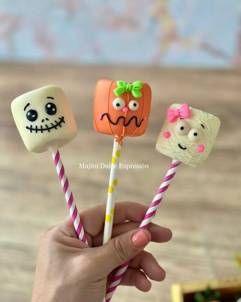 Halloween Chocolate Ideas, Cake Pops Halloween, Holiday Cake Designs, Festa Hotel Transylvania, Fall Cake Pops, Marshmallow Halloween, Decorated Marshmallows, Halloween Candy Apples, Halloween Themed Snacks