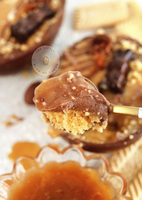 Spoon with cheesecake. Easter Egg Cheesecake, Vegan Hot Cross Buns, Vegan Easter, Dairy Free Cream, Gluten Free Biscuits, Vegan Caramel, Buttery Biscuits, Caramel Cheesecake, Easter Baking