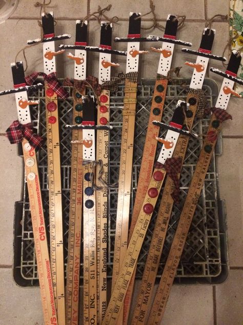 Yard Stick Christmas Crafts, Vintage Yardstick Ideas, Diy Snow Measuring Stick, Yard Sticks Repurposed, Snow Measuring Stick Diy, Yard Stick Crafts, Yardstick Projects Ideas, Paint Stick Christmas Crafts, Repurposed Yardsticks