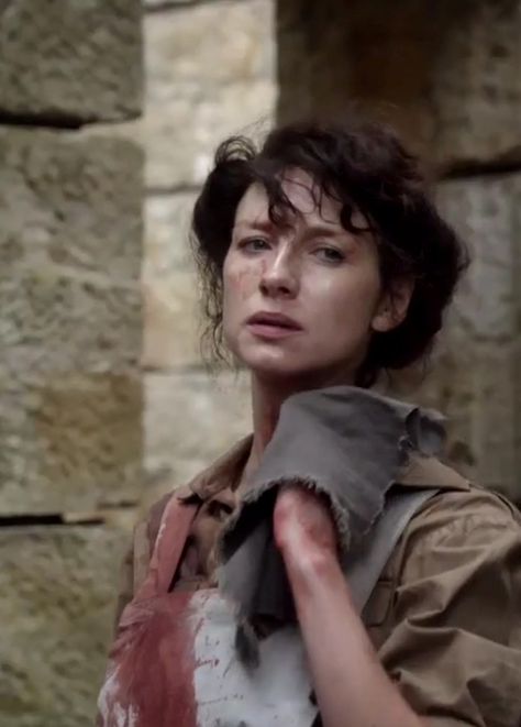 Combat Claire | Caitriona Balfe | Outlander Starz Caitriona Balfe Outlander, Claire Outlander, Gabaldon Outlander, Claire Randall, Diana Gabaldon Books, Starz Tv Series, Diana Gabaldon Outlander Series, Outlander Claire, Outlander Season 1