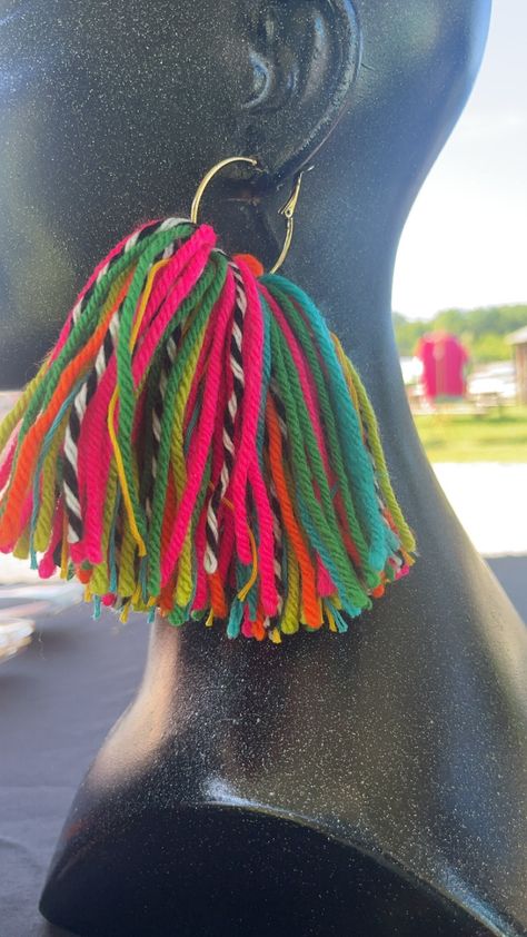 Yarn Tassel Earrings Diy, Trending Earrings 2024, Diy Yarn Earrings, Diy Statement Earrings, African Jewelry Earrings, Yarn Fashion, Yarn Jewelry, Yarn Earrings, Diy Tassel Earrings