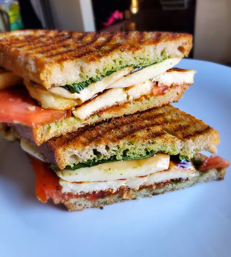 Halloumi Breakfast Sandwich, Pesto Halloumi Sandwich, Halumi Cheese Wrap, Halloumi Bagel, Pesto Halloumi, Halloumi Breakfast, Sandwich Business, Halloumi Sandwich, Pesto Sandwich Recipe