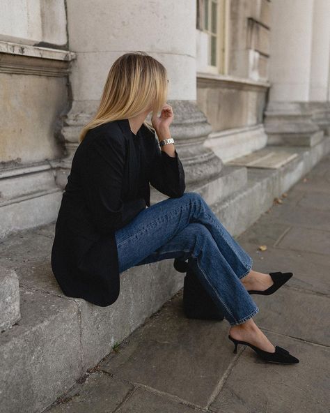 Black Blazer And Jeans, Navy Blazer Outfits, Manolo Blahnik Maysale, Emma Hill, Straight Jeans Outfit, Blazer And Jeans, Black Blazer Outfit, Straight Leg Jeans Outfits, Looks Jeans