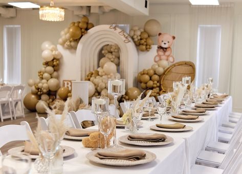 🧸 OH BABY: Welcome to Hodo’s Baby Shower! ___ Table Setting & Backdrop Decor: @decorandvibes Welcome Sign: @signedbytobs Venue: @ark_haus Photographer: @samuelbass ___ #decorandvibes #babyshower #ohbaby #ottawaevents #eventdecor #ottawaeventdecorators #teddybeartheme #ottawaweddings #eventdecor #tabledecor #tablesetting #balloongarland #backdropdecor #teddybearthemebabyshower #welcomesign #mamatobe #pampasgrassdecor Neutral Baby Shower Table Setting, Baby Shower Set Up, Baby Shower Table Setup, Baby Shower Table Set Up, Family Style Table, Baby Shower Themes Neutral, Unique Baby Shower Themes, Babyshower Party, Round Table Decor