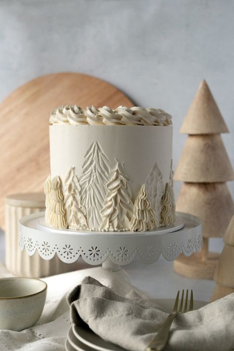 Multi Textured Winter Tree Cake Tutorial Birch Yule Log Cake, Rustic Cake Decor, Winter Woodland Birthday Cake, Christmas Cake Inspiration, Winter Cake Decor, Winter Hat Cake, Christmas Bridal Shower Cake, Pretty Winter Cakes, Holiday Birthday Cake