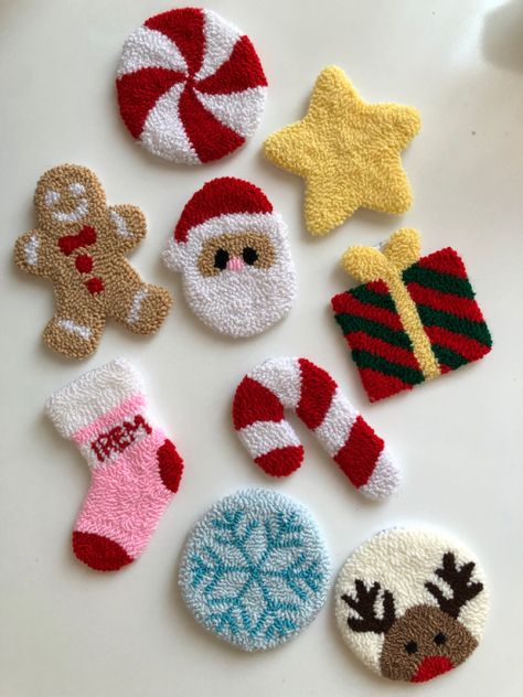 Christmas Tufting, Punch Needle Art Ideas, Metaphor Design, Carpet For Dogs, Carpet Tiles Ideas, Punchneedle Ideas, Punch Needle Designs, Punch Needle Christmas, Christmas Punch Needle