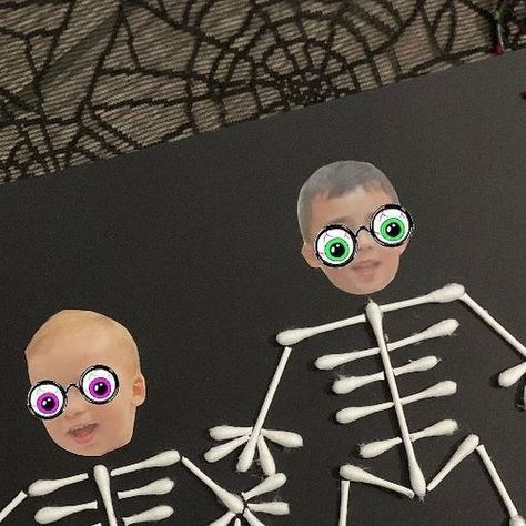 The Fun Mom of two 🇸🇪🇮🇹 on Instagram: "Here is another super fun craft idea using q-tips. To make skeleton bodies. I printed pictures of my kids and made the bodies out of q-tips. #halloweencrafts #halloweencraft #halloweenpyssel #halloweenlavoretti #lavorettibambini" Q Tip Skeleton Hand Craft, Qtip Skeleton Craft, Q Tip Skeleton Craft, Qtip Skeleton, Skeleton Craft, Mummy Crafts, Human Body Activities, Skeleton Body, Printed Pictures