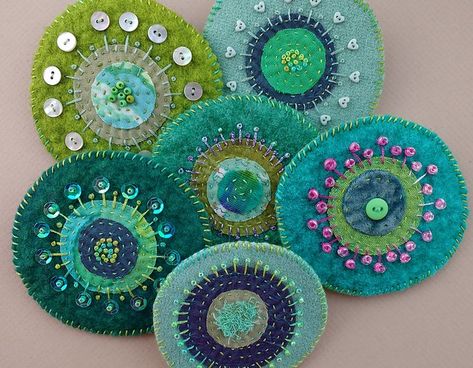 Kiwi Collection of Textile Brooches | Handmade applique broo… | Flickr Felt Circles, Hand Sewn Felt, Penny Rug Patterns, Scissor Fobs, Fabric Glass, Simple Hand Embroidery Patterns, Textile Art Embroidery, Scrap Fabric Crafts, Embroidery Cards