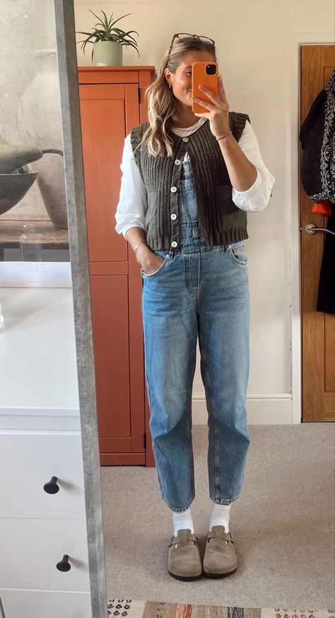 Overalls Outfit Light Wash, Style Dungarees Outfit, Ginger Fall Outfit, Fall Dungaree Outfits, Birkenstocks Winter Outfit, Neutral Vest Outfit, Birkenstock Boston Outfit Overalls, Autumn Dungarees Outfit, How To Style A Dungaree