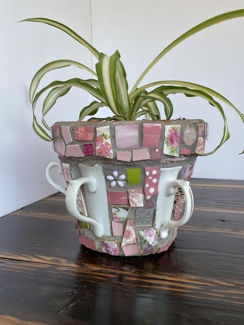 Mosaic Planters, Mosaic Art Diy, China Crafts, Mosaic Pots, Mosaic Flower Pots, Mosaic Garden Art, Mosaic Art Projects, Mosaic Garden, Mosaic Projects