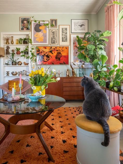 Taso telkkarinurkkaukseen! | Keltainen kahvipannu Maximalist Small Dining Room, Midcentury Eclectic Decor, Mcm Boho Living Room, Cozy Maximalist Living Room, Midcentury Maximalist, Mcm Maximalist, Living Room 70s, Maximalist House, Thrift Decor