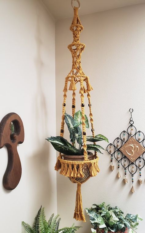 Retro Macrame, Vintage Plant Hanger, Bohemian Vintage Style, Boho Decorating, Vintage Macrame, Macrame Plant Hanger Patterns, Vintage Bohemian Style, Macrame Boho, Hippie Home Decor