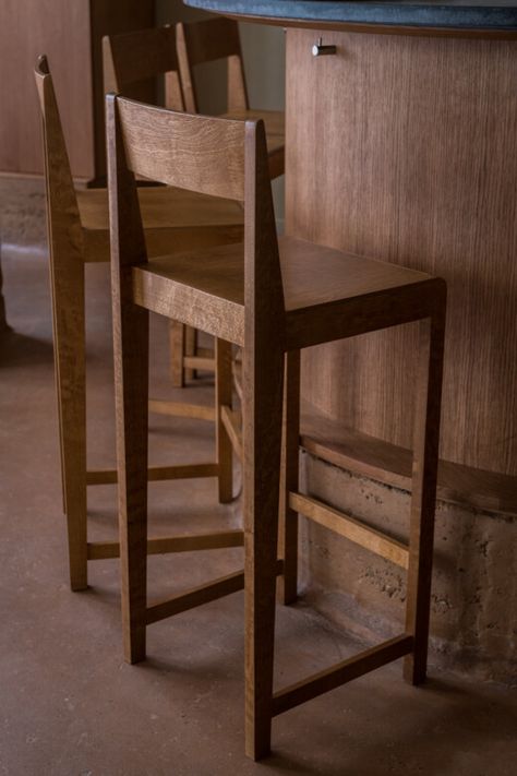 Chaise en bois dans le restaurant Tekés à Paris par Assaf Granit Wooden Bar Chair, Wood Bar Chair, Bar Chairs Design, Stool Woodworking Plans, Tall Chair, Bar Chairs Kitchen, Concrete Bar, Bar Stool Wood, Tall Chairs