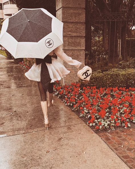 rain, chanel, umbrella, girl, fashion Chanel Aesthetic Vintage, Amber Scholl, Raindrops On Roses, European Princess, Chanel Aesthetic, Glam Aesthetic, Classy Aesthetic, Princess Aesthetic, Old Money Aesthetic