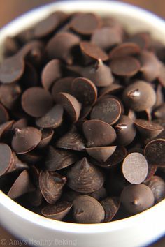 Healthy Homemade Dark Chocolate Chips -- you just need 2 ingredients & a plastic bag to make these clean eating chocolate chips! They're perfect for baking into cookies! Homemade Dark Chocolate, Homemade Chocolate Chips, Postre Keto, Thm Desserts, Sans Gluten Sans Lactose, Sugar Free Chocolate Chips, Low Carb Sweets, Low Carb Chocolate, Chocolate Chip Recipes