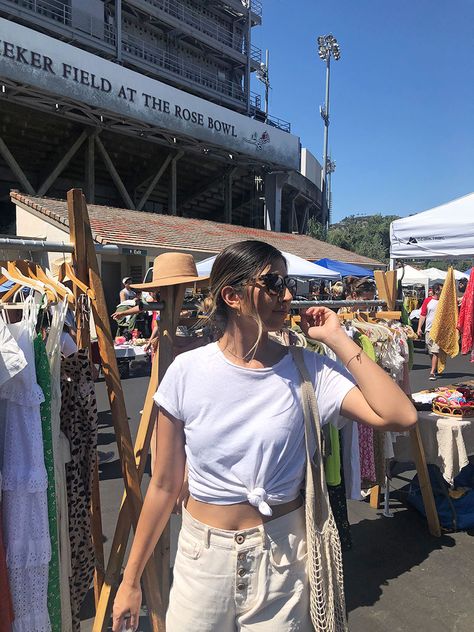 Flee Market Outfit, Flea Market Photoshoot, Flea Market Outfit, Rose Bowl Flea Market, 2023 Mood, California Trip, White Ripped Jeans, Los Angeles Travel, Picture Inspiration