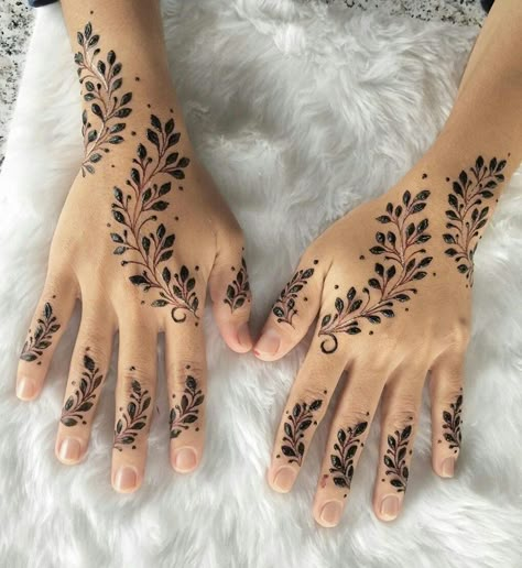 Inai Simple, Corak Inai, Small Henna Designs, Wedding Henna Designs, Tattoos Pretty, Wrist Henna, Cute Henna Designs, Inai Pengantin, Henna Style Tattoos