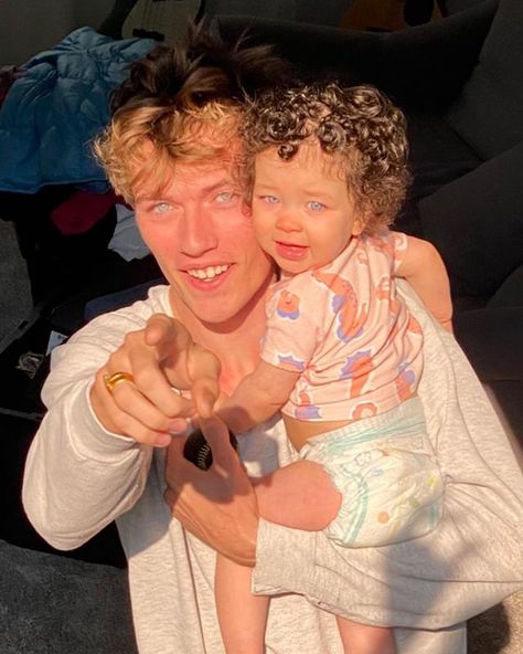 Lucky & Nara (@luckybluesmith1234) • Photos et vidéos Instagram Interracial Family Photos, Lucky B Smith, Lucky Smith, Nara Smith, B Smith, Mr And Mrs Smith, Interracial Family, Vintage Housewife, Lucky Blue Smith