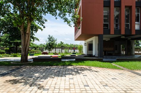 School of Architecture, Crescent University / architectureRED.  UNIVERSITY • VANDALUR, INDIA Architects: architectureRED Area: 125000.0 ft² Year: 2019 Manufacturers: Trimble, Autodesk.  Distinctly identifiable by its stepped terraces and red striated facade, the Crescent School of Architecture occupies a relatively small lot of the 60-acre university campus, in Vandalur, Chennai. #architecture #indianarchitecture #collegearchitecture #architect #architectureschool @ #archdaily via @sunjayjk Fazal Hussain, College Architecture, Conceptual Framework, School Of Architecture, Arch Daily, Indian Architecture, University Campus, School Architecture, Chennai