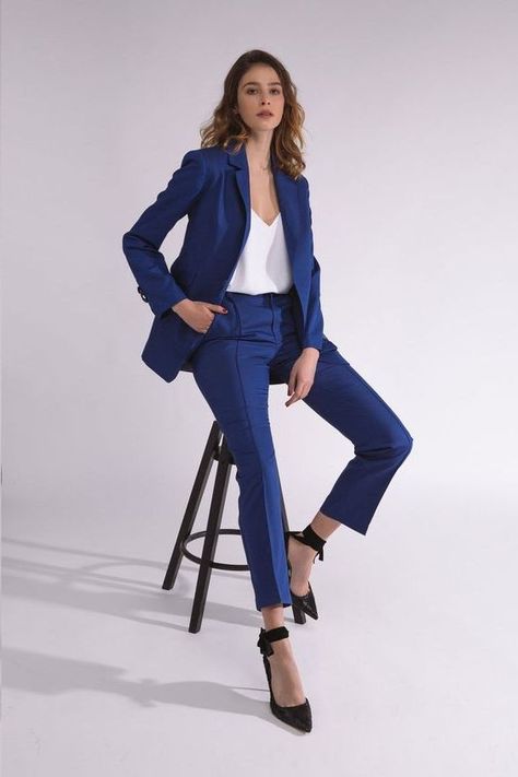 Women's Guide What to Wear to a Funeral Practical Tips 2020 Womens Pant Suit, Fashionable Business Attire, Womens Business Attire, Formal Business Attire, Business Professional Attire, Look Office, Business Attire Women, Business Outfits Women, Pantsuits For Women