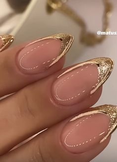 nail art Short Almond Acrylic Nails Gold, Old Hollywood Glamour Nails, Natural Style Nails, Oval Nails Gold, Gold Almond Nails Designs, Gold Almond Acrylic Nails, Almond Gold Nails, Gold Swirl Nails, Fancy Almond Nails