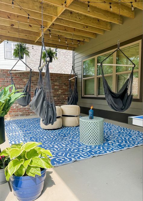 Grey hammock swings with blue rug create a relaxing outdoor retreat Patio Hammock Chair, Hammock On Porch, Hammock Porch, Porch Hammock, Woods Garden, Porch Update, Hammock Ideas, Relaxing Outdoor Spaces, Hangout Space