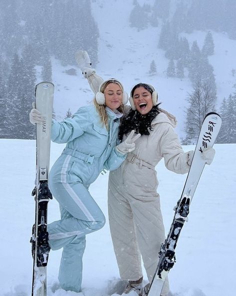 Girls Ski Trip, Ski Girls, Ski Pics, Ski Trip Outfit, Ski Pictures, Skiing Aesthetic, Ski Aesthetic, Winter Pics, Winter Wishes