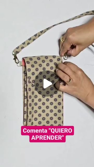 APRENDE A CREAR BOLSOS Y CARTERAS on Instagram: "🧵👜Aprende a coser y crear tus propios Bolsos y Carteras 👉 Comenta BOLSOS y obten curso + Moldes al precio de un café ☕️   📎¡Descarga Nuetras clases de Costura + Moldes de bolsos y carteras en el enlace de mi perfil 👝  👛 Síguenos si quieres seguir aprendiendo y realizar tus propios Bolsos y Carteras 👜  👉 @fabricadebolsosycarteras 🧵 👉 @fabricadebolsosycarteras 🧵 👉 @fabricadebolsosycarteras 🧵  #bolsos #carteras #tutorial #DIY   Créditos: arypastelle -TikTok" Tutorial Diy, Fabric Bags, Couture, Sewing, Fabric, On Instagram, Tela