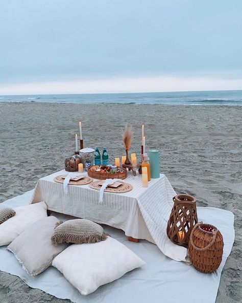 End Of Summer Dinner Party, Cafe Interior Vintage, Fun Beach Pictures, Luxe Picnic, Picnic Business, Romantic Beach Picnic, Beach Picnic Party, Pearl House, Picnic Inspo