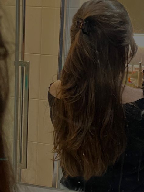 Cute brunette long hair, claw clip, half up half down, layered wavy hair Half Up Hairstyle, Hoco Nails, Brown Wavy Hair, Dark Brunette, Half Up Half Down Hair, Half Up Hair, Half Up Half Down, Aesthetic Hair, Curled Hairstyles