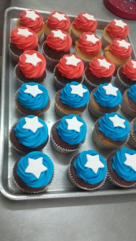 Cupcakes. #frostingREDandBLUE CAPITAN america Wonder Woman Cupcakes, Captain America Cupcakes, Captain America Birthday Party, Iron Man Party, Captain America Party, Women Party Ideas, America Cake, Captain America Birthday, Superhero Cupcakes